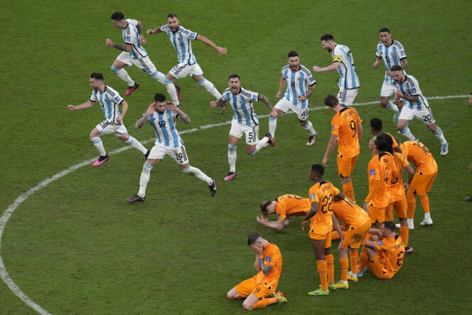 Los argentinos, victoriosos, se burlan abiertamente de los holandeses reunidos en el círculo central, en el estadio Lusail, en Qatar, el 9 de diciembre de 2022.