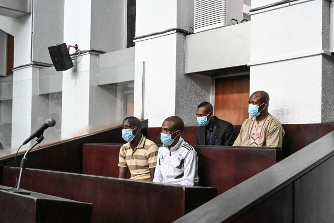 Los cuatro acusados ​​presentes en la apertura del juicio por el ataque de Grand-Bassam, en el Tribunal Penal de Abiyán, el 30 de noviembre de 2022.