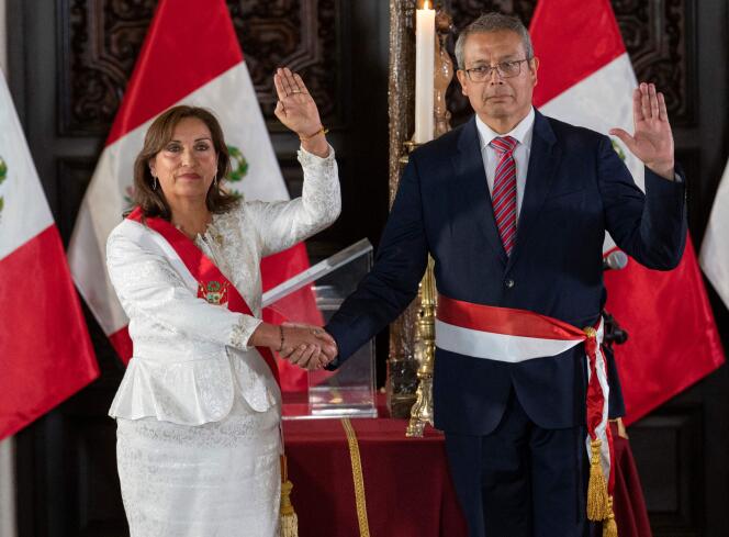 La Presidenta de Perú, Dina Boluarte, posa con su Primer Ministro, Pedro Angulo, el 10 de diciembre de 2022, en Lima.