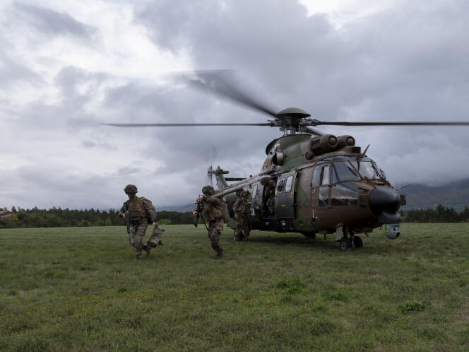 Des parachutistes du 8e régiment d’infanterie de marine descendent d’un hélicoptère Cougar lors d’un entraînement sur le terrain militaire du Causse, le 28 novembre 2022.