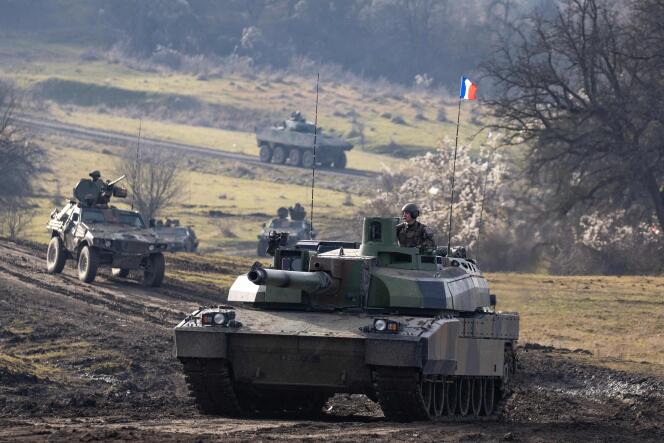 Un char français Leclerc du 1er Régiment de Chasseurs de Thierville-sur-Meuse (Meuse) sur la zone d’entraînement militaire de Cincu, lors d’un exercice dans le cadre de la mission « Aigle » de l’OTAN, en Roumanie, le 8 décembre 2022.