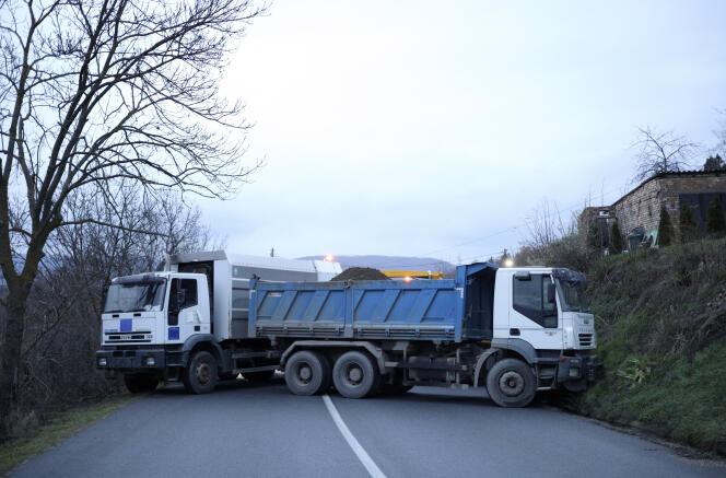 Des camions utilisés pour barrer une route près du village de Rudare, dans le nord du Kosovo, le 10 décembre 2022.