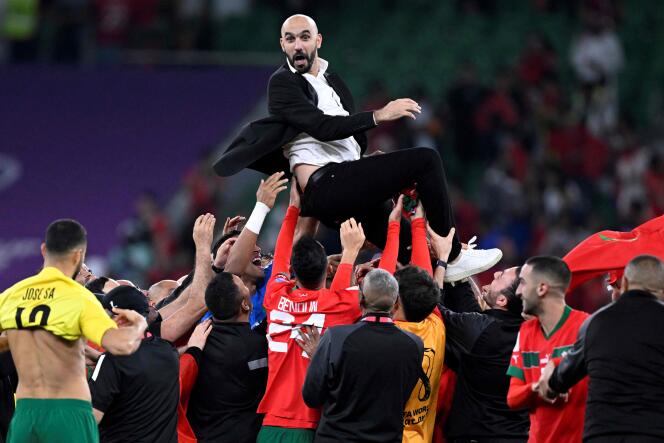 L'allenatore del Marocco Walid Regragui festeggiato dai suoi giocatori dopo che la sua squadra si è qualificata per le semifinali della Coppa del Mondo 2022 il 10 dicembre a Doha.