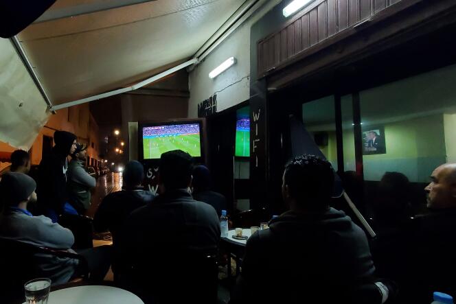 Dans un café, des clients regardent le match Pays-Bas-Argentine, à Casablanca (Maroc), le 9 décembre 2022.