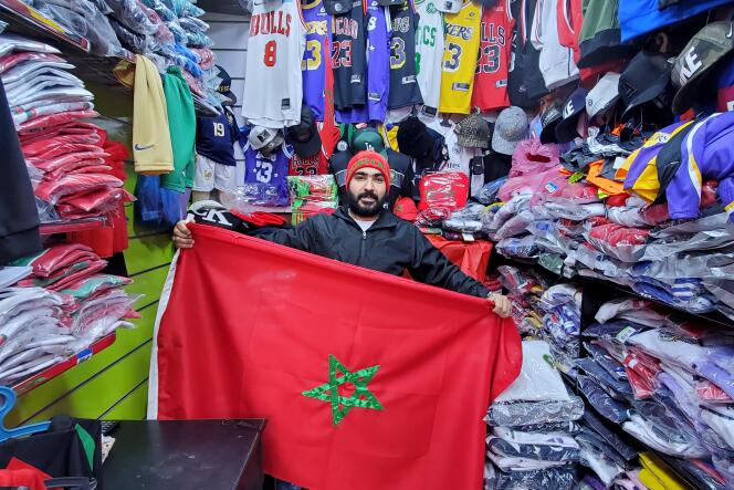 Mohamed L’Ouahadi, 31 ans, tient une boutique de maillots de football tout près de la place des Nations unies à Casablanca.