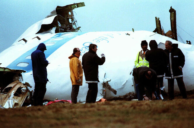 Investigadores frente a los restos del Pan Am Boeing 747 en Lockerbie, Escocia, el 23 de diciembre de 1988.