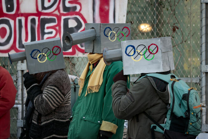 Manifestation dimanche 11 décembre 2022, à Aubervilliers (Seine-Saint-Denis), devant le siège du Comité d’organisation des jeux olympiques Paris 2024.