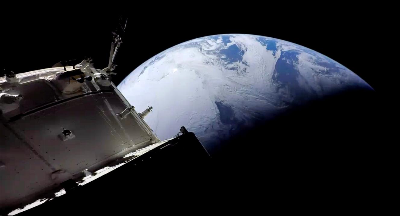 Zdjęcie dostarczone przez NASA pokazuje statek kosmiczny Orion zbliżający się do Ziemi w niedzielę, 11 listopada 2022 r.