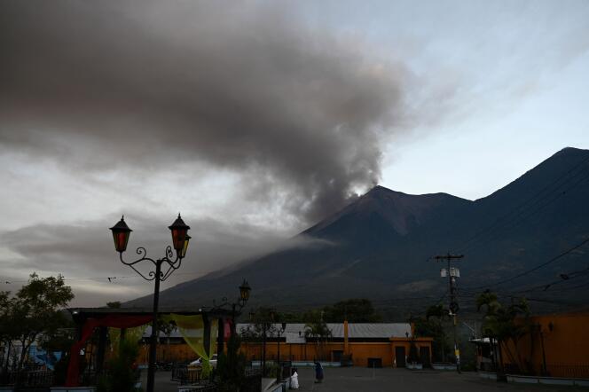 Der Vulkan, gesehen von der Stadt Alotenango, 11. Dezember 2022.