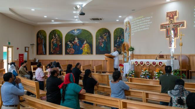 Des fidèles prient dans l’église Notre-Dame-du-Rosaire à Doha (Qatar), le 7 décembre 2022.