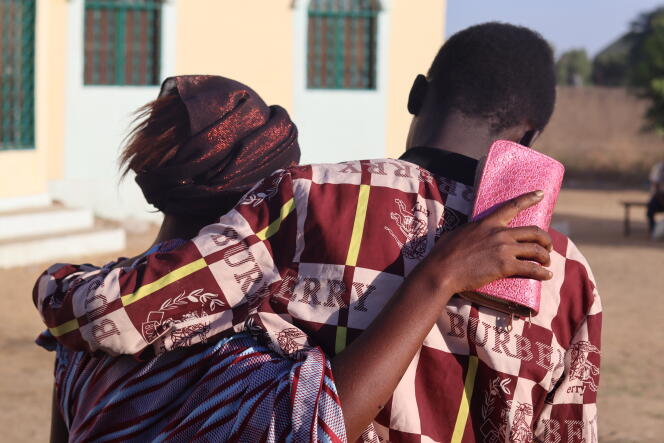 Une mère accueille son fils après sa libération de prison, à N’Djamena, le 8 décembre 2022.