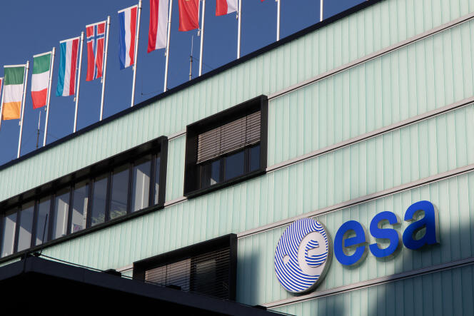 Devant le Centre européen des opérations spatiales, à Darmstadt, dans l’ouest de l’Allemagne, le 7 février 2020.