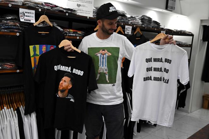 Tee-shirts marqués de l’apostrophe de Lionel Messi à Wout Weghorts, dans une boutique de Buenos Aires.