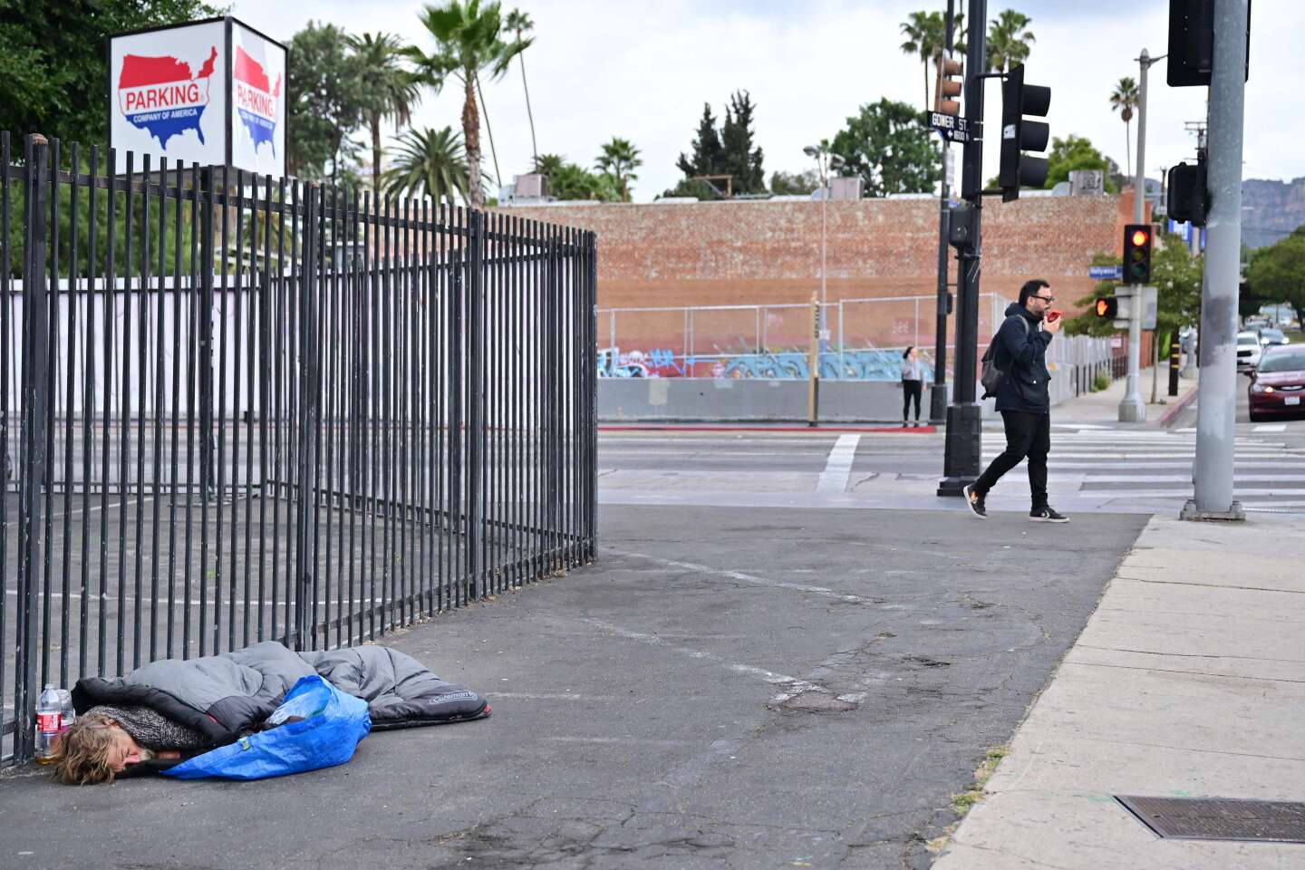 Il nuovo sindaco di Los Angeles dichiara lo stato di emergenza per la crisi dei senzatetto