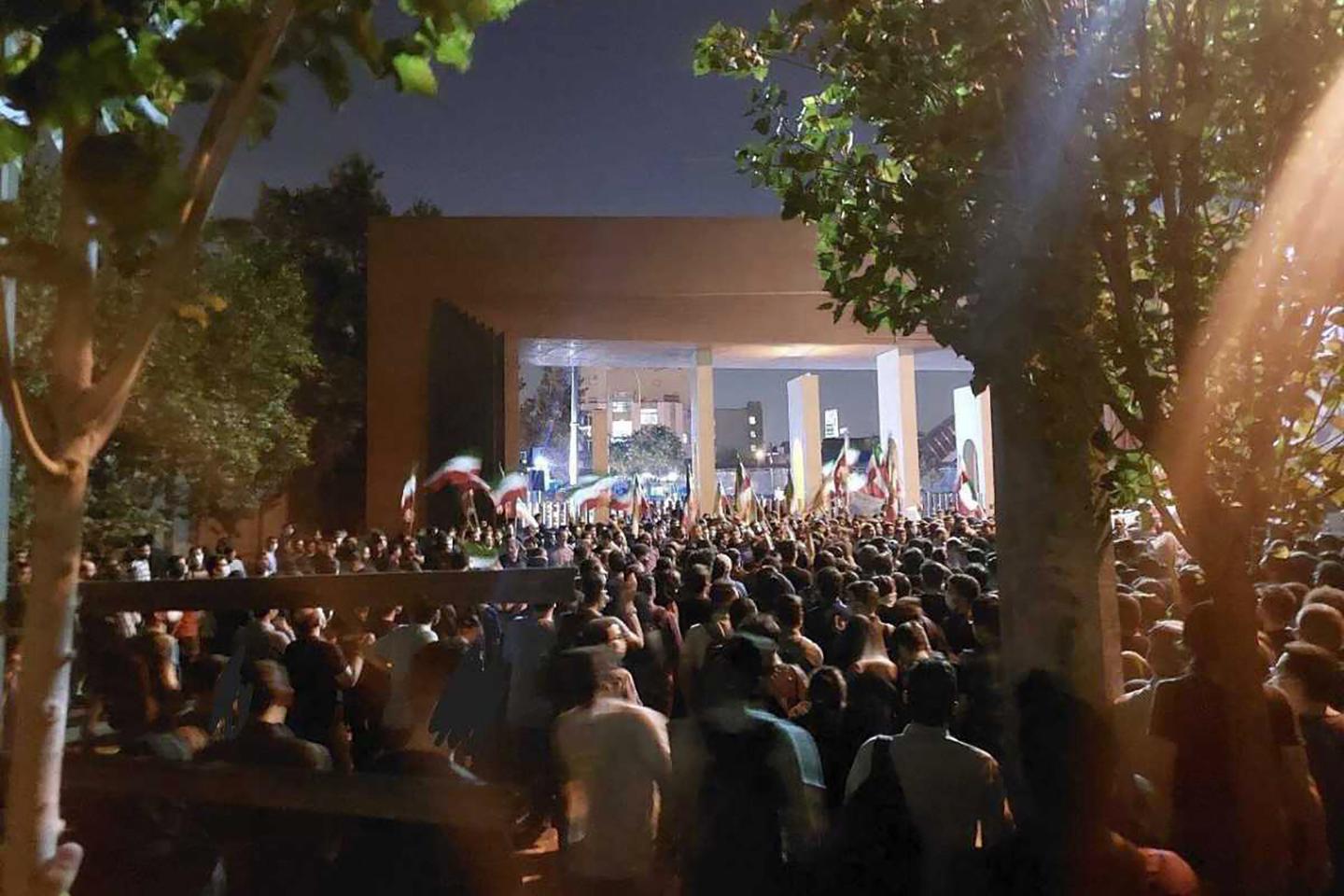 En iran, les étudiants de la prestigieuse université de sharif aux avant-postes de la révolte