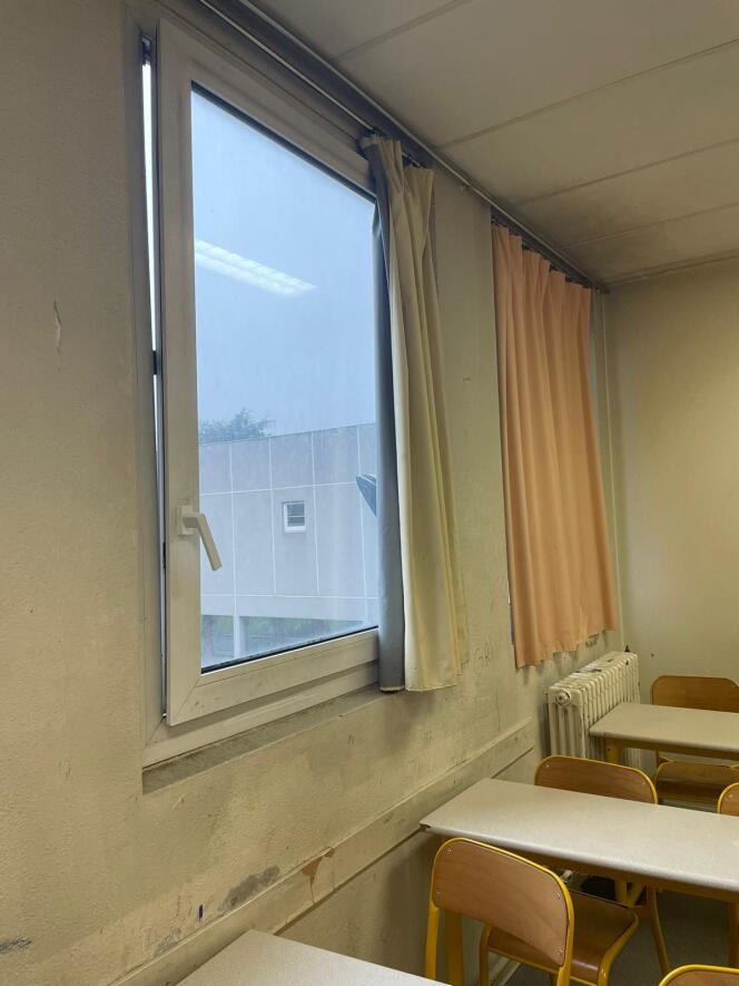 A classroom at the Voillaume high school in Aulnay-sous-Bois (Seine-Saint-Denis), where the windows no longer close completely, December 2022. 