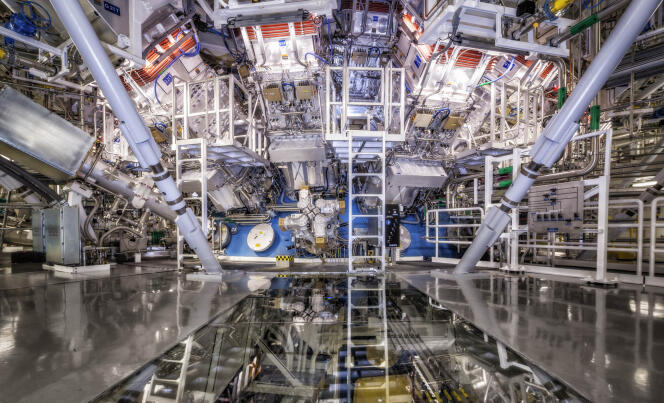 Le NIF (National Ignition Facility), à Livermore, en Californie. Le système utilise 192 faisceaux laser convergeant vers le centre de cette sphère géante, pour faire imploser une minuscule pastille d’hydrogène.