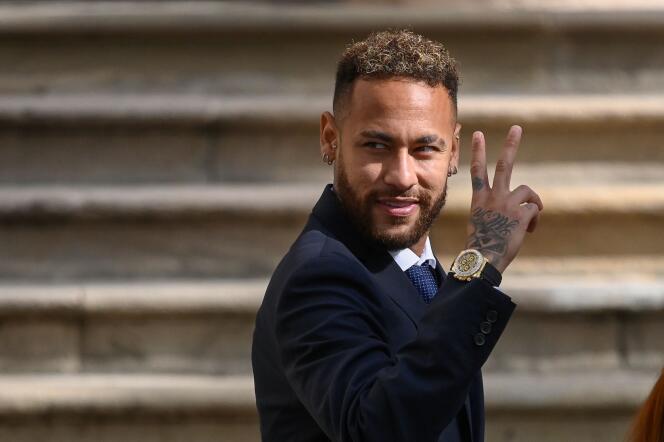 Neymar lascia il tribunale di Barcellona, ​​​​in Spagna, il 18 ottobre 2022, nel secondo giorno del processo.
