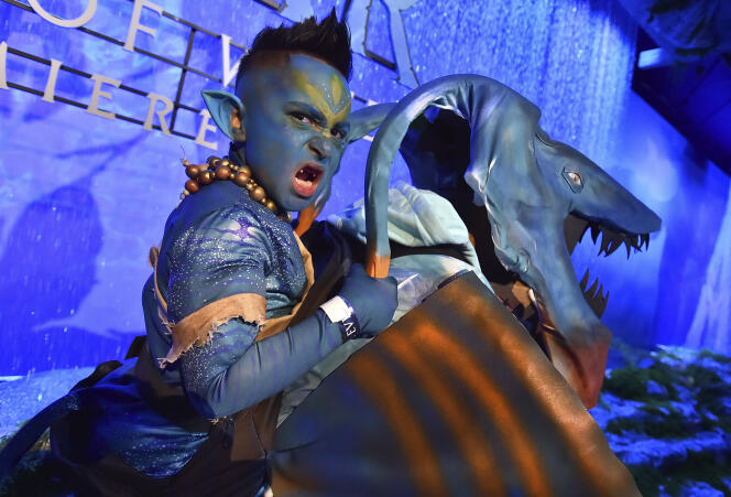 Un joven fan disfrazado en el estreno estadounidense de 'Avatar: The Waterway' el 12 de diciembre de 2022 en el Dolby Theatre de Los Ángeles, California.