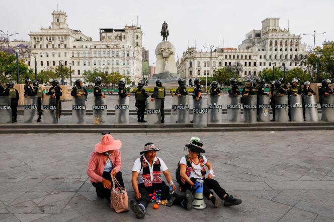 Les manifestations continuent au Pérou après la destitution du président Castillo, comme ici à Lima, le 13 décembre 2022.