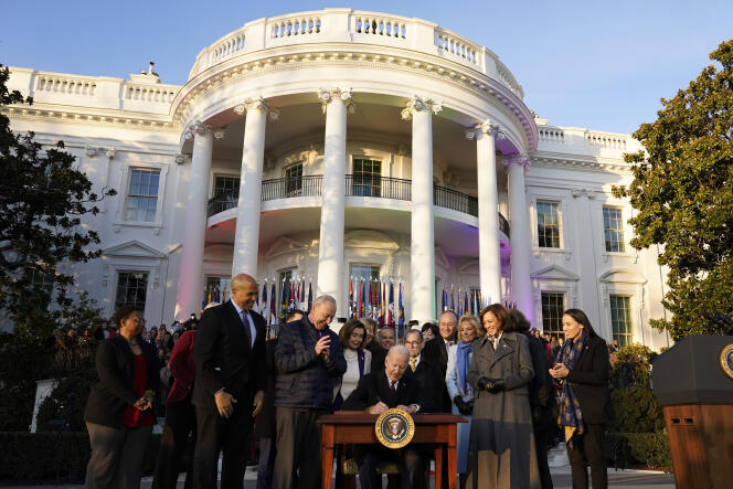 Le président américain, Joe Biden, signe la loi protégeant l’union de personnes du même sexe dans l’ensemble des Etats-Unis, le 13 décembre 2022, à la Maison Blanche, à Washington.