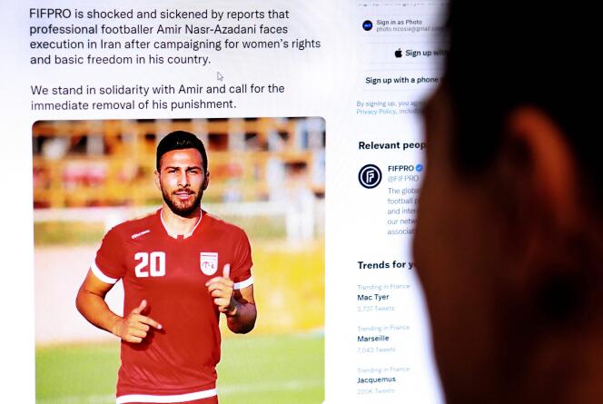 Une personne à Nicosie, la capitale chypriote, consulte le 13 décembre 2022 un tweet de la Fédération internationale des footballeurs professionnels (FIFPRO) concernant le risque signalé de condamnation à mort du footballeur iranien Amir Nasr-Azadani dans le cadre des manifestations qui secouent le pays depuis trois mois.