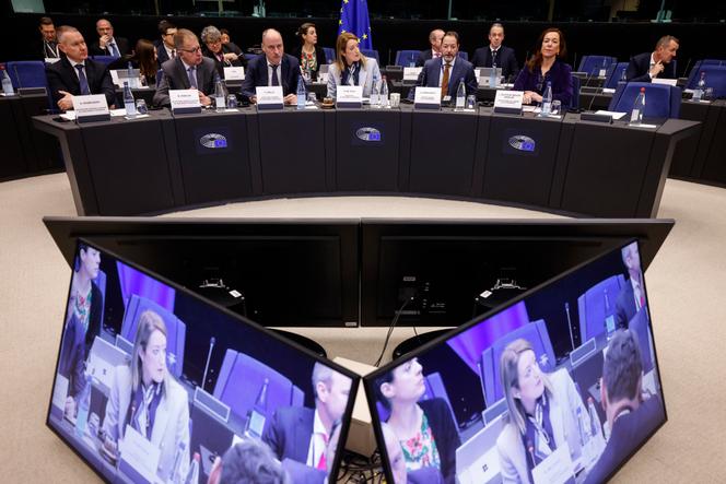 Roberta Metsola, presidenta del Parlamento Europeo, y los presidentes de los grupos políticos durante una reunión especial para finalizar el mandato de Eva Kaili, en Estrasburgo, el 13 de diciembre de 2022.
