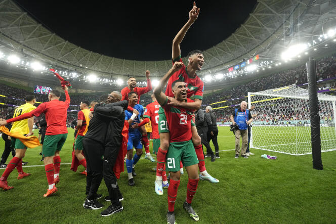Les joueurs de l’équipe marocaine célèbrent leur victoire en quart de finale de la Coupe du monde de football face au Portugal, au stade Al Thumama, à Doha, Qatar, samedi 10 décembre 2022.