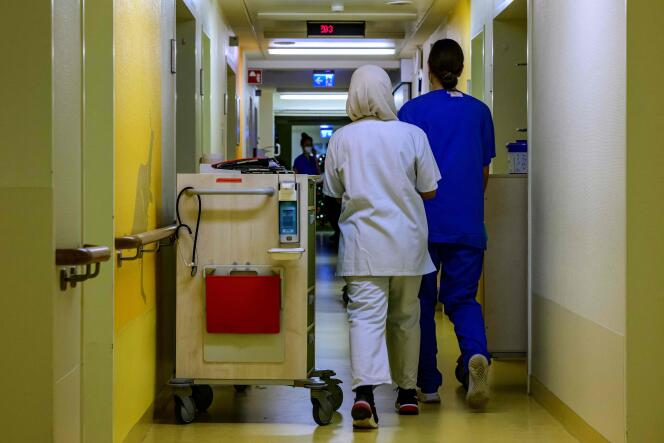 Verpleegkundigen lopen door een gang op de pediatrische intensive care van het St. Joseph's Hospital in Berlijn, maandag 13 december 2022. 
