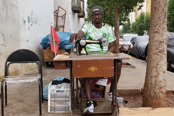 Lundi 12 décembre, à Oulfa, un quartier de Casablanca. Dionke Daouda, 23 ans, originaire du Mali, rêve d’être footballeur. Pour gagner sa vie, il compte pour le moment sur sa machine à coudre. 