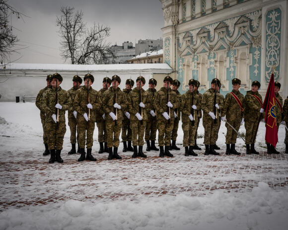 Dans les jardins de la cathédrale Sainte-Sophie, des militaires répètent une cérémonie militaire, le 13 décembre 2022 à Kiev (Ukraine).