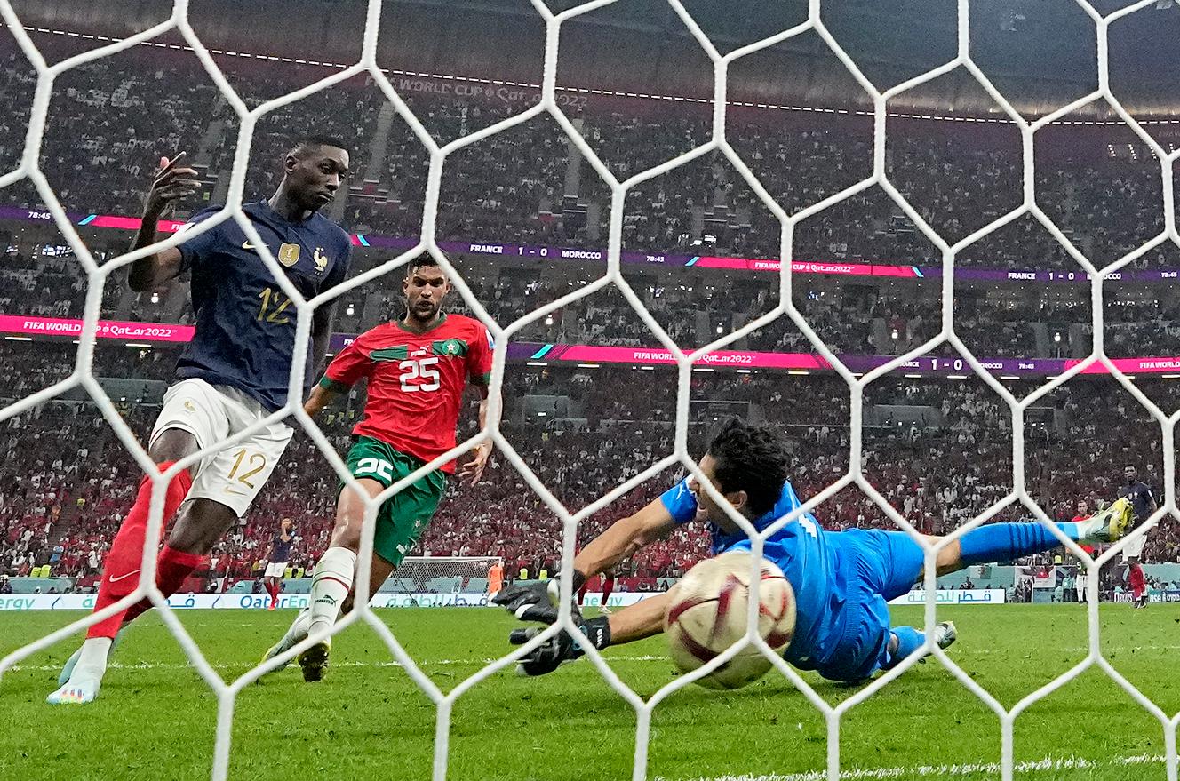 Le Français Randal Kolo Muani marque le second but des Bleus lors de la demi-finale jouée au stade Al-Bayt d’Al-Khor (Qatar) face à la sélection marocaine, le 14 décembre 2022.