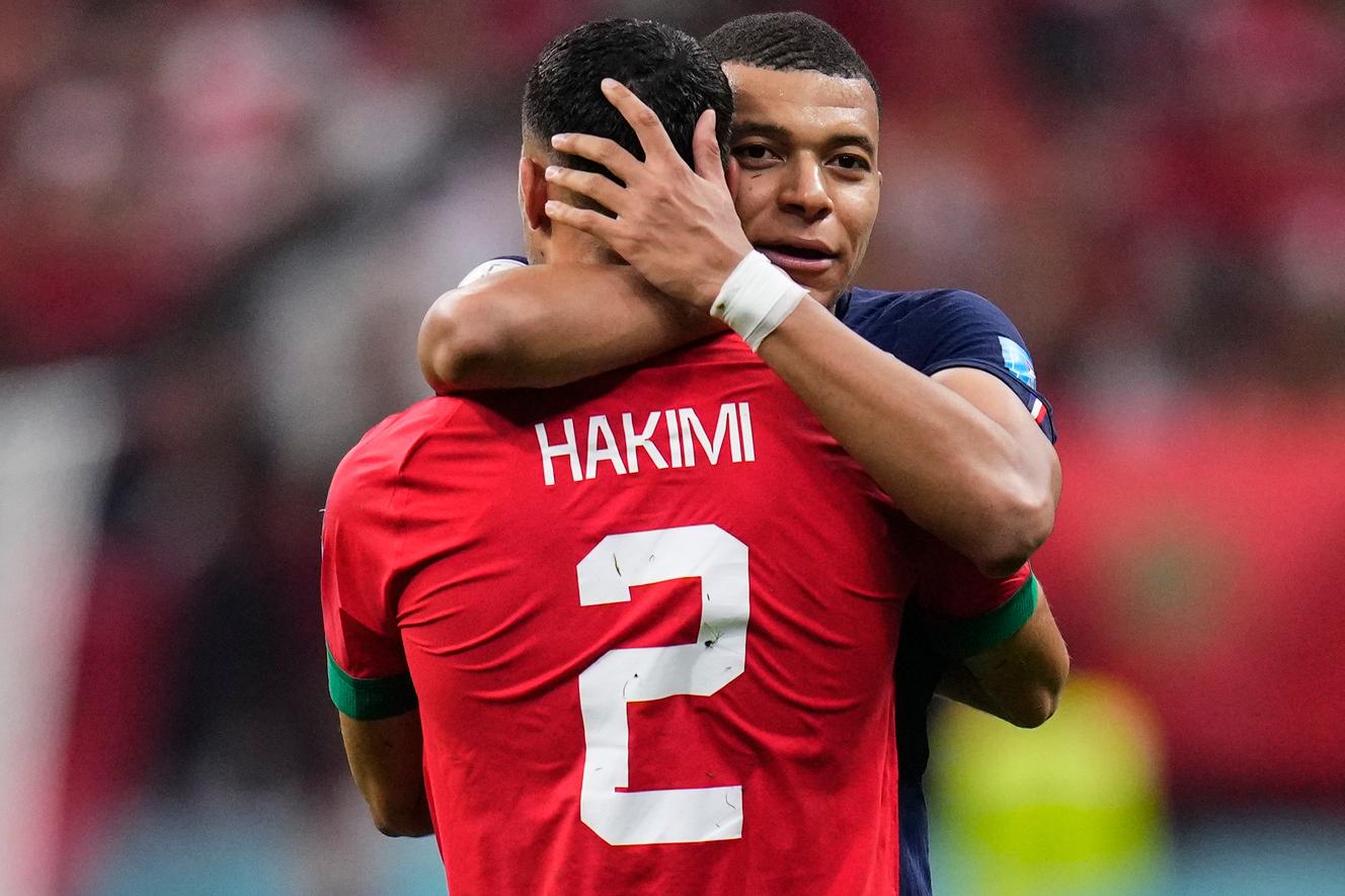 L’attaquant français Kylian Mbappé embrasse le Marocain Achraf Hakimi, à la fin de la demi-finale disputée sur la pelouse du stade Al-Bayt, à Al-Khor (Qatar), le 14 décembre 2022.