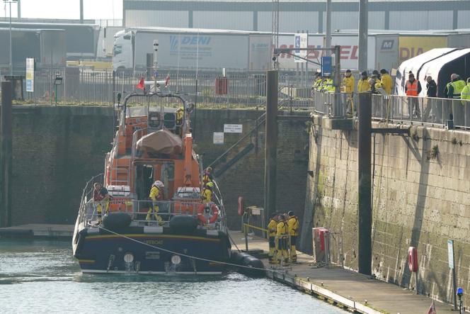 O barco salva -vidas de Dover retorna ao porto de Dover depois que uma grande operação de busca e salvamento foi lançada no canal na costa da Dungeness, em Kent, quarta -feira, 14 de dezembro de 2022.