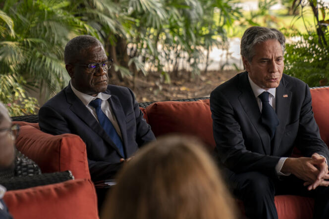 Le docteur congolais Denis Mukwege et le chef de la diplomatie américaine, Antony Blinken, à la résidence de l’ambassadeur des Etats-Unis à Kinshasa, le 10 août 2022. 