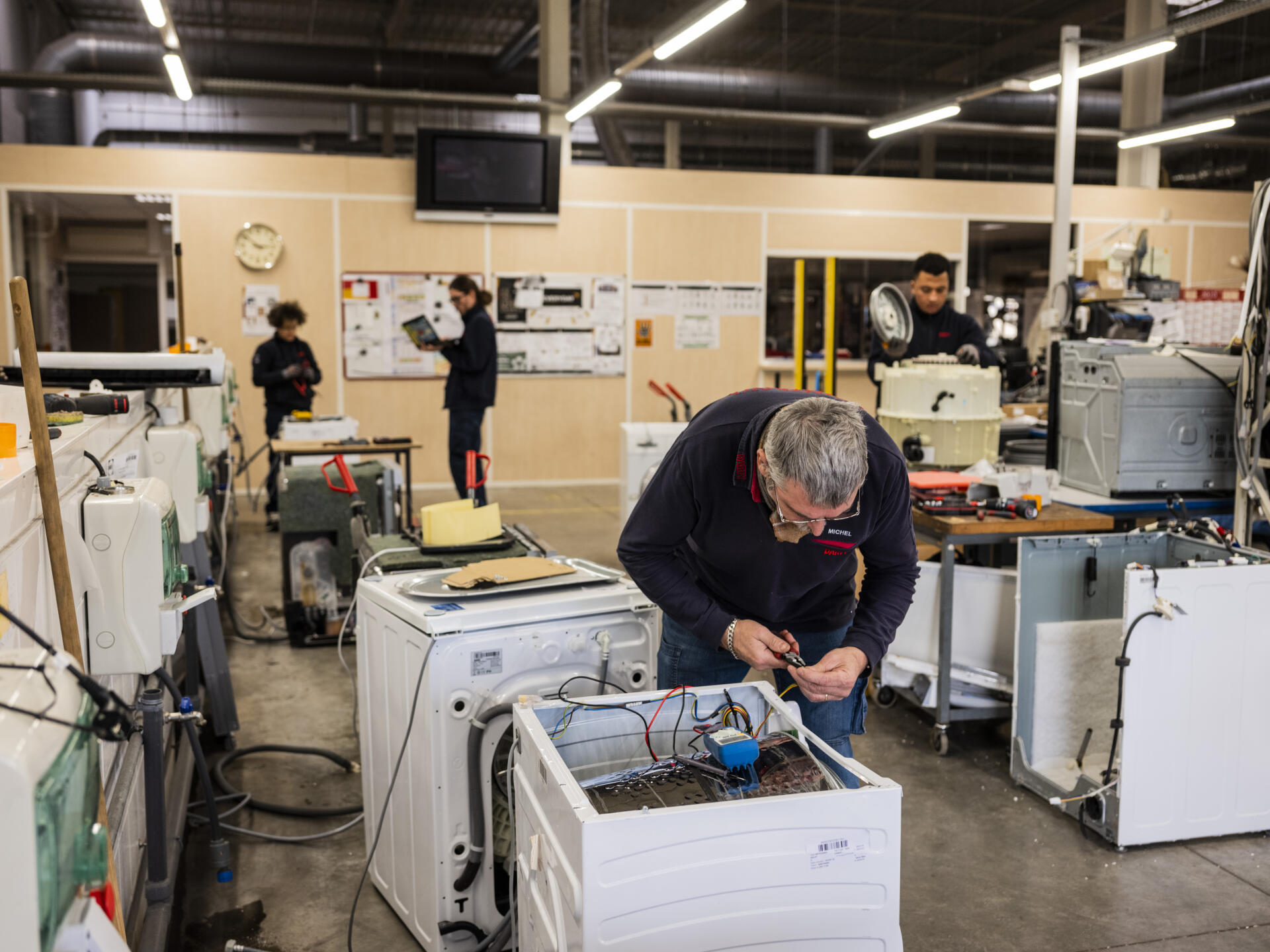 Michel, technicien référent des apprentis au sein de l’atelier de réparation d’électroménager Darty, à Ennery (Moselle), le 13 décembre 2022. 