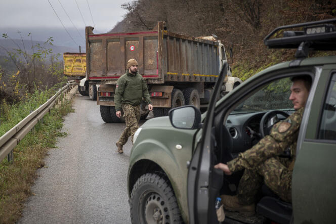 Des soldats de la mission de maintien de la paix de l’ONU patrouillent autour du blocage serbe sur la route du village d’Uglare, dans le nord du Kosovo, le 12 décembre 2022. 