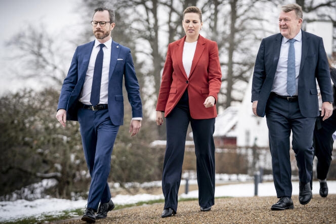 La primera ministra danesa, Mette Frederiksen (centro), acompañada por Jakob Ellemann-Jensen (izquierda, partido liberal) y Lars Lokke Rasmussen (partido moderado), en Copenhague, 14 de diciembre de 2022