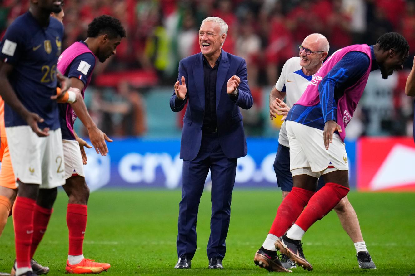 Didier Deschamps célèbre la victoire des Bleus en demi-finales de la Coupe du monde de football, au stade Al-Bayt d’Al-Khor (Qatar), le 14 décembre 2022.