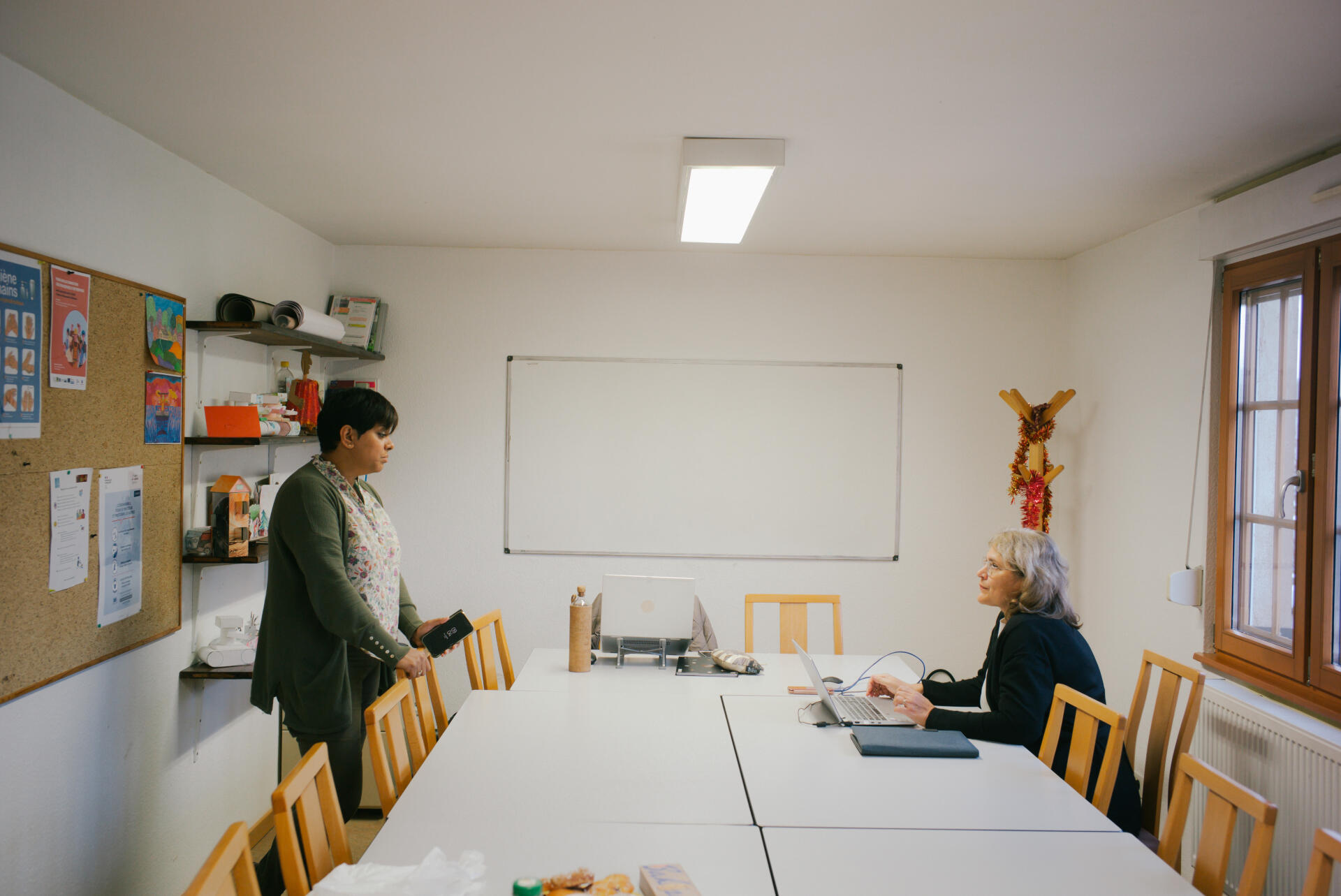 Lorna Piasentin, référente RSA pour l’accompagnement du dispositif engagement citoyen, et Myriam Haddouf (à droite), directrice adjointe de l’Atelier, le 18 novembre 2022, dans les locaux de l’association, à Sélestat (Bas-Rhin).