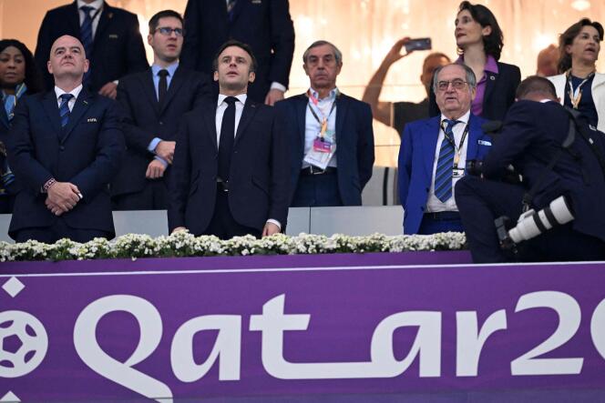 Gianni Infantino, presidente de la Federación Internacional de Fútbol, ​​Emmanuel Macron, presidente de la República, y Noël Le Graët, jefe de la Federación Francesa de Fútbol, ​​en Doha, durante la semifinal de la Copa del Mundo entre Francia y Marruecos, 14 de diciembre de 2022. 