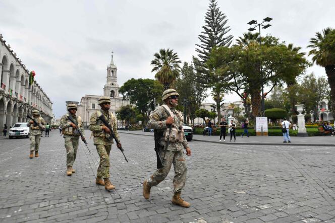 Soldados patrullan las calles de Arequipa tras el establecimiento del estado de emergencia, 14 de diciembre de 2022.