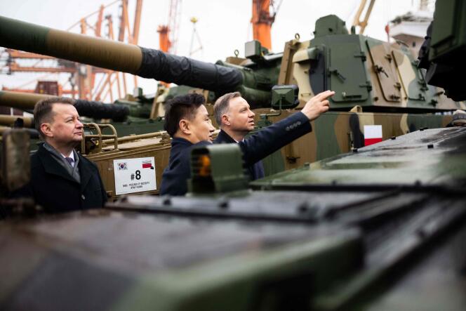 Le ministre polonais de la défense, Mariusz Blaszczak (à gauche), le ministre sud-coréen de l’Agence nationale d’approvisionnement en armes, Eom Dong-hwan (au centre), et le président polonais, Andrzej Duda (à droite), regardent les chars de combat sud-coréens K-2 et des obusiers K-9 au Baltic Container Terminal de Gdynia (Pologne), le 6 décembre 2022.