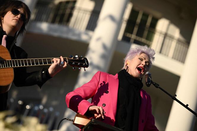La chanteuse Cyndi Lauper interprète l’une de ses chansons devant la Maison Blanche, le 13 décembre 2022.