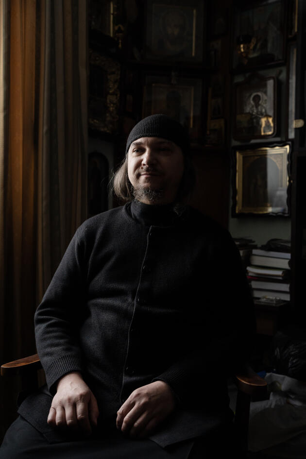 L’archimandrite Polikarp Linenko dans sa chambre, à la Laure des Grottes, à Kiev, le 13 décembre 2022. 