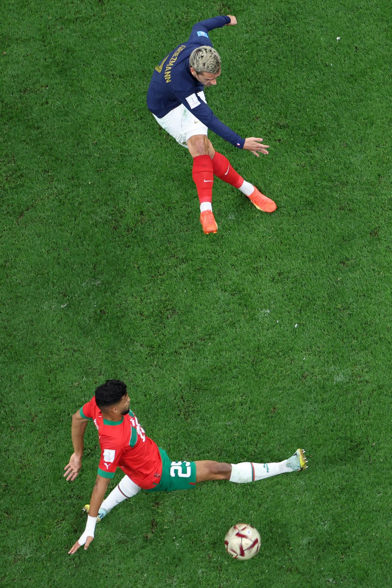 Antoine Griezmann devant le défenseur marocainYahya Attiyallah lors du match de demi-finale de la Coupe du monde de football Qatar 2022 entre la France et le Maroc au stade Al-Bayt à Al Khor, au nord de Doha, le 14 décembre 2022.