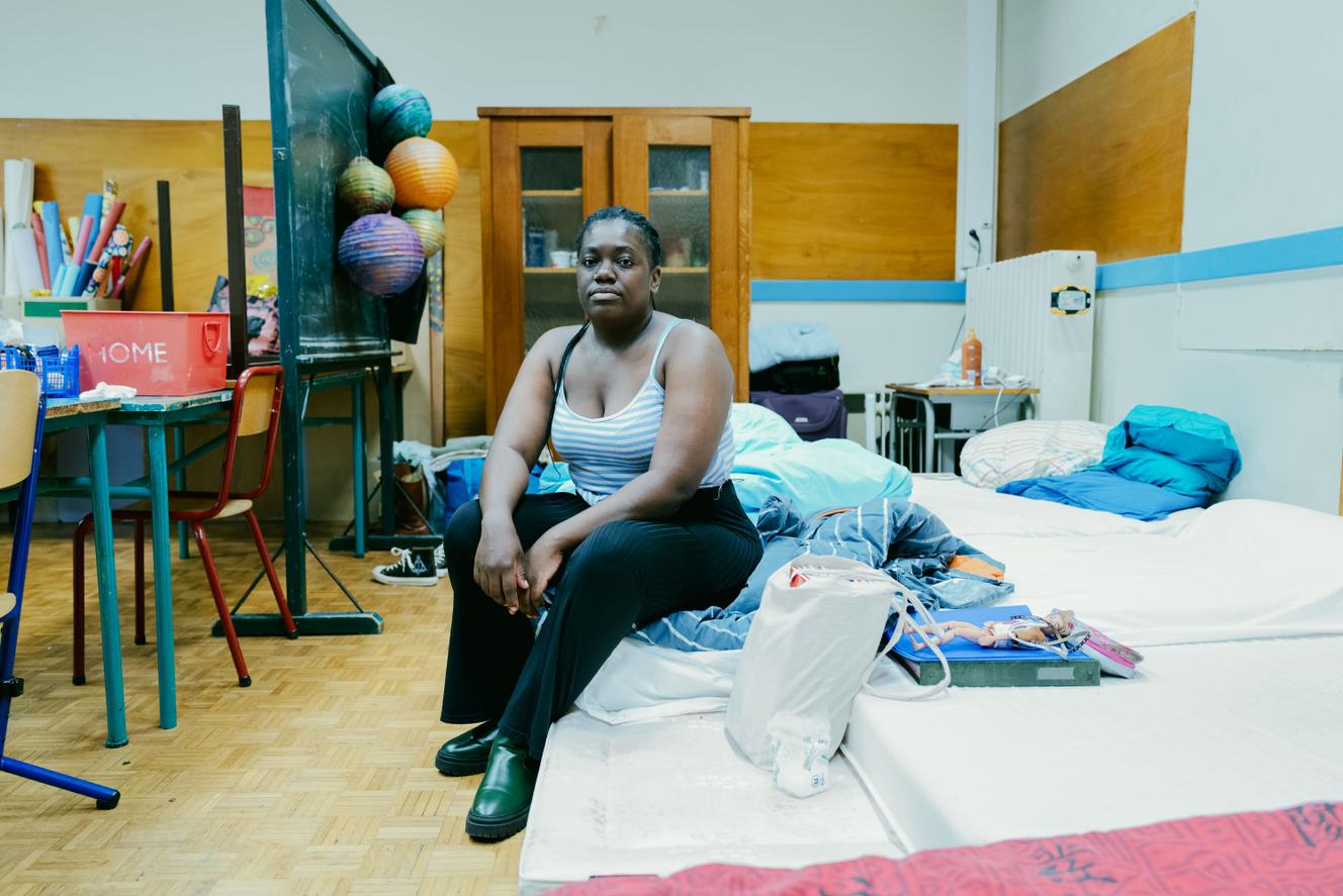 Inès, 32 ans, en France depuis presque trois ans, originaire d’Angola et hébergée temporairement avec ses enfants dans une salle dédiée au périscolaire de l'école Liberté, à Rennes, le 9 décembre 2022.