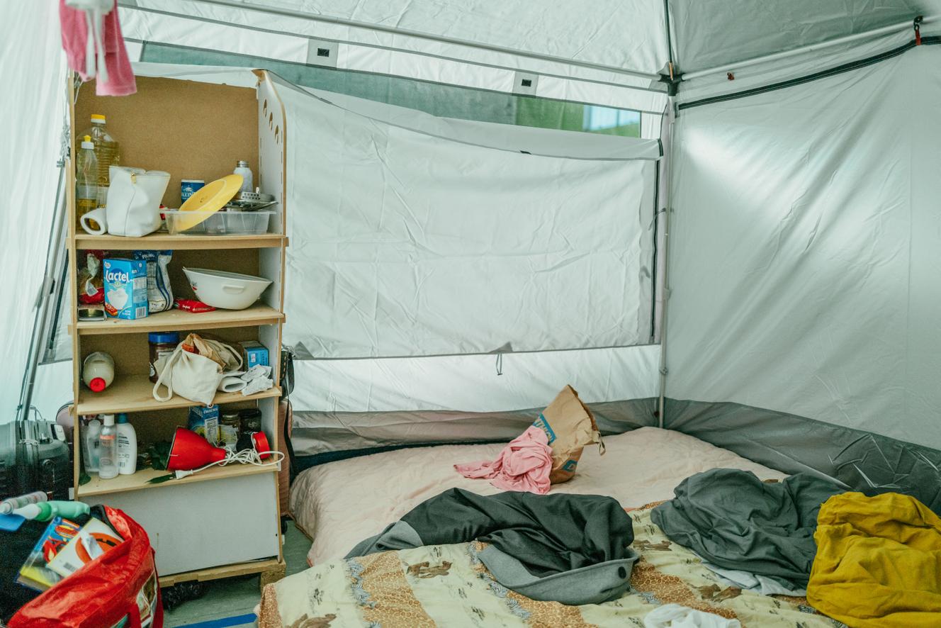 Dans la tente de Hassiba et Djamel, dans le gymnase occupé, à Rennes, le 9 décembre 2022.