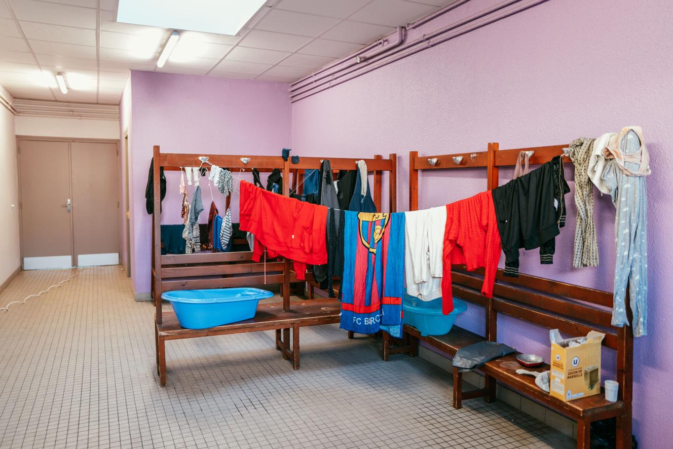 Les vestiaires du gymnase occupé et géré par Utopia 56 fait office de lingerie, à Rennes, le 9 décembre 2022.