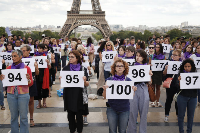 Des personnes se rassemblent sur la place du Trocadéro, devant la tour Eiffel, à Paris, lors d’une manifestation à l’appel de l’organisation féministe #NousToutes pour dénoncer le 100ᵉ féminicide de l’année, le 1er septembre 2019.